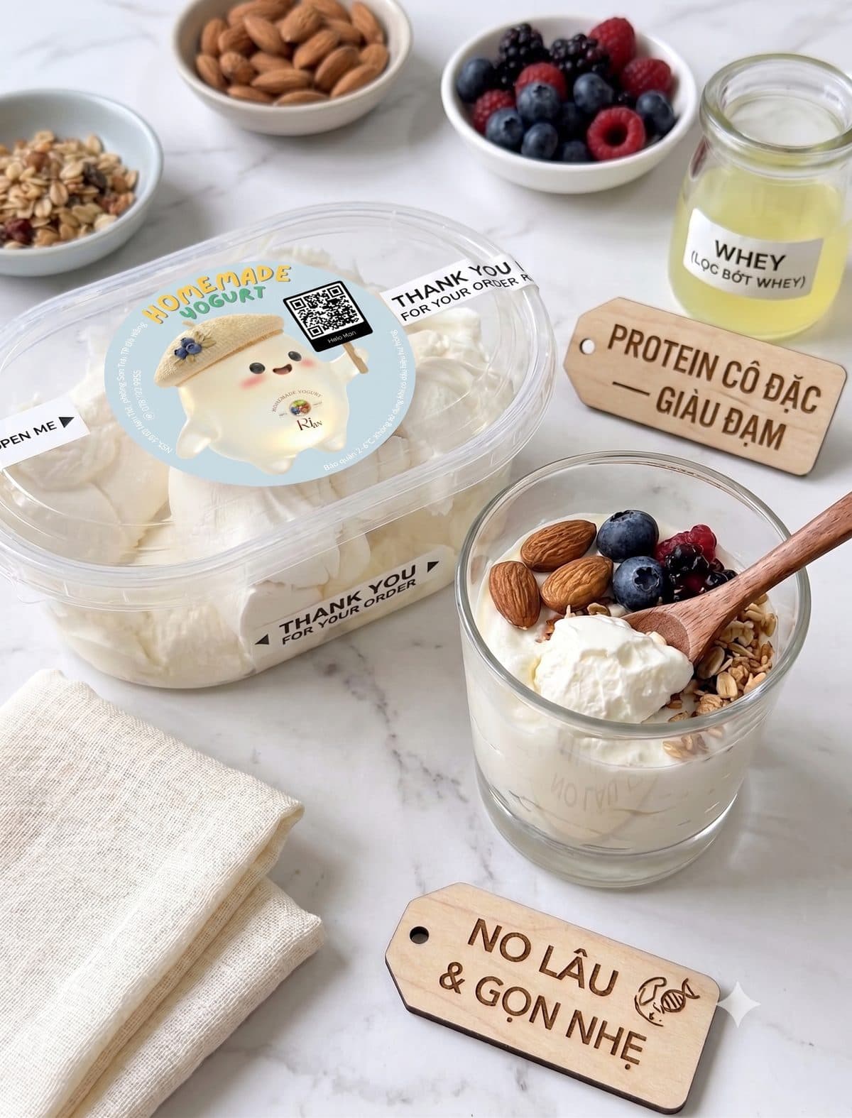 Hộp sữa chua Hy Lạp RiAn bên hũ whey đã lọc, hạnh nhân, granola và quả mọng